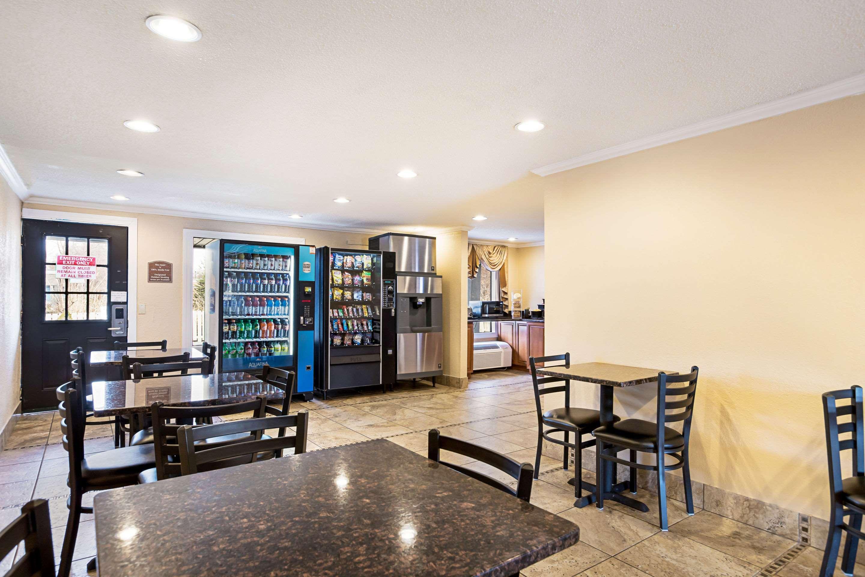 Rodeway Inn Metro Airport Romulus Bagian luar foto
